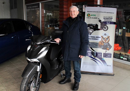 /slike/Nagradne igre/Uručenje scooter-web (1).jpg