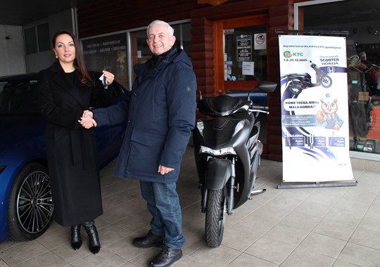 /slike/Nagradne igre/Uručenje scooter-web (2).jpg